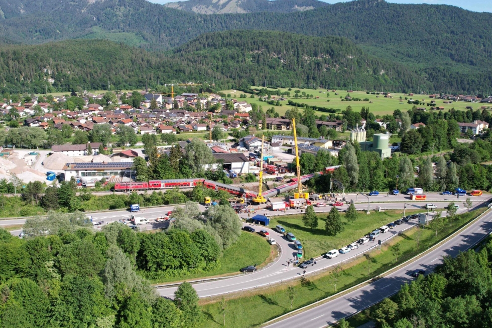 Kuolonuhrien lisäksi kymmeniä loukkaantui, kun juna suistui raiteilta Garmisch-Partenkirchenin alueella Baijerissa perjantaina. LEHTIKUVA/AFP