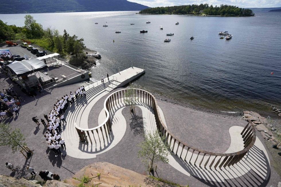 Norjassa paljastettiin lauantaina iltapäivällä kansallinen muistomerkki vuonna 2011 tehtyjen terrori-iskujen uhrien muistoksi. LEHTIKUVA/AFP