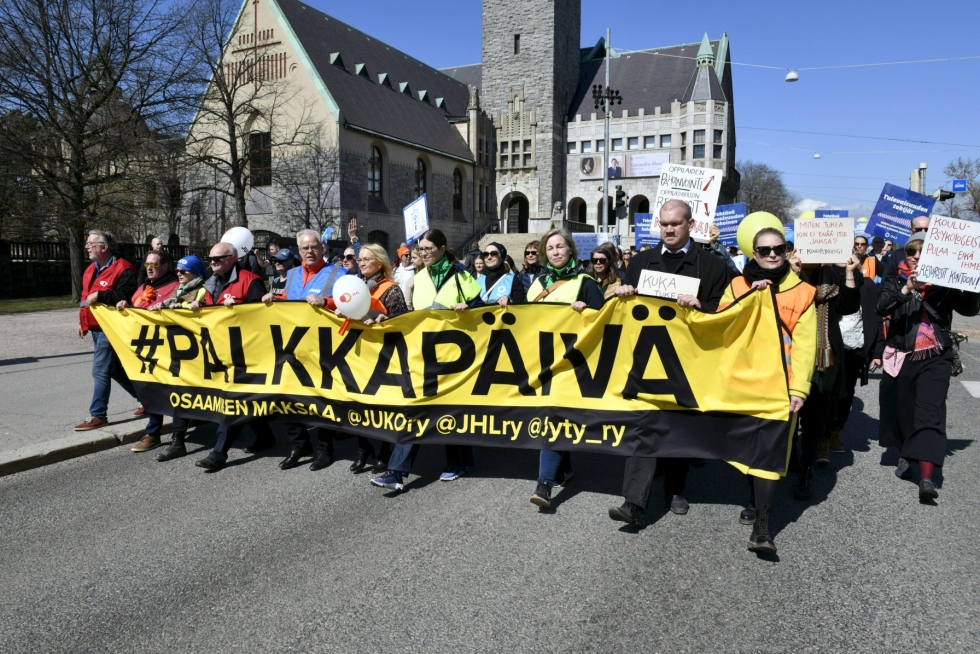 Helsingin keskustassa osoitettiin toukokuun alussa mieltä osana kunta-alan työtaistelua. LEHTIKUVA / Heikki Saukkomaa