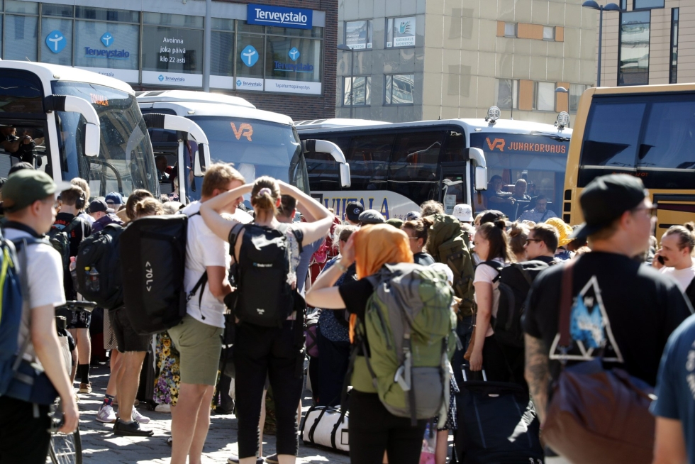 Ihmiset jonottivat junia korvaaviin busseihin Tampereen rautatieasemalla sunnuntaina. LEHTIKUVA / Kalle Parkkinen