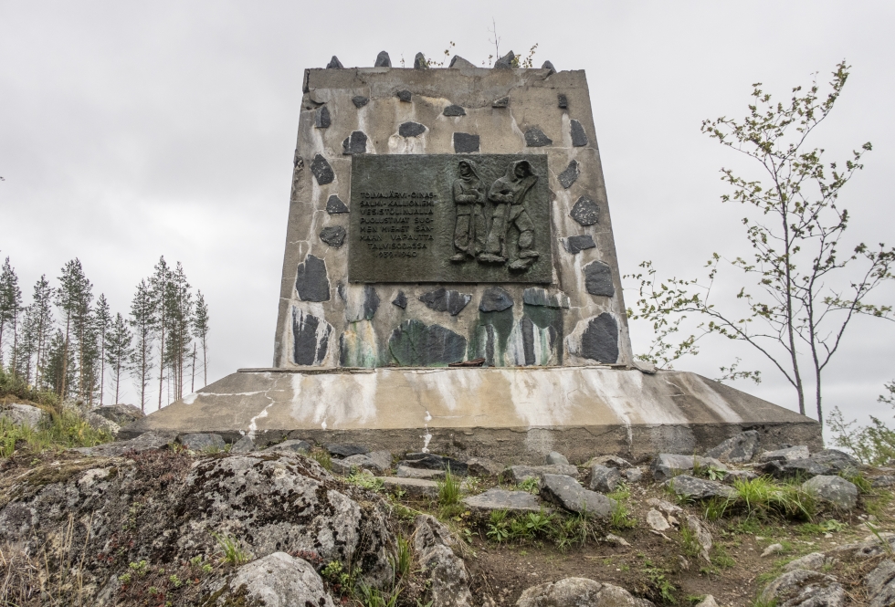 Talvisodan taisteluiden muistomerkki Oinassalmessa kohoaa mahtavana viereistä tietä kulkevien yläpuolella.