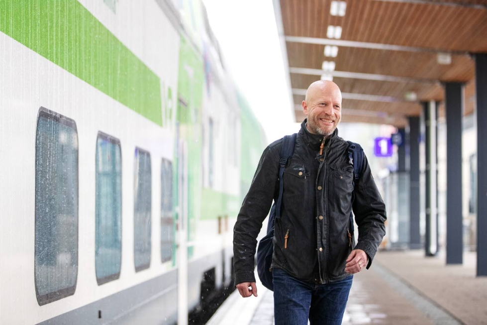 Polvijärveläinen Jari Mustonen matkustaa paljon junalla, koska hänen työpaikkansa on Helsingissä. 