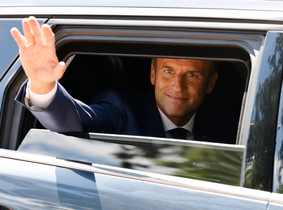 Presidentti Emmanuel Macron on jatkanut toisen kierroksen alla aiempaa linjaansa, eikä ole juuri kampanjoinut vaan keskittynyt ulkopolitiikan haasteisiin. LEHTIKUVA / AFP