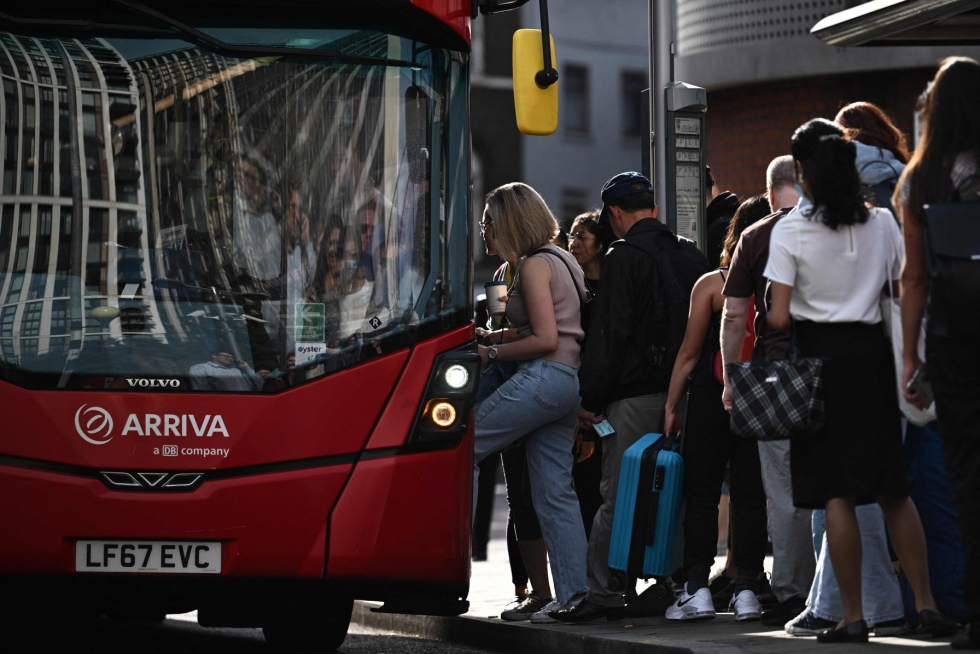 Lontoossa jonotettiin tiistaina bussiin rautatiealan työntekijöiden aloitettua suurimman lakon vuosikymmeniin. LEHTIKUVA/AFP