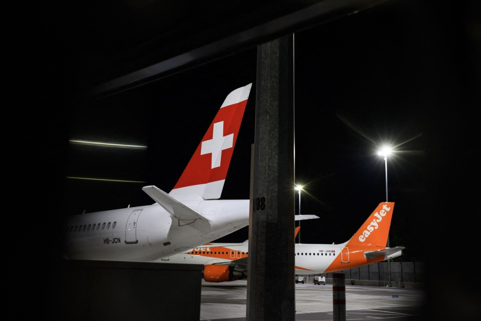 Tietokonehäiriö esti lentokoneiden nousut ja laskut maan pääkentille Genevessä ja Zürichissä. LEHTIKUVA/AFP