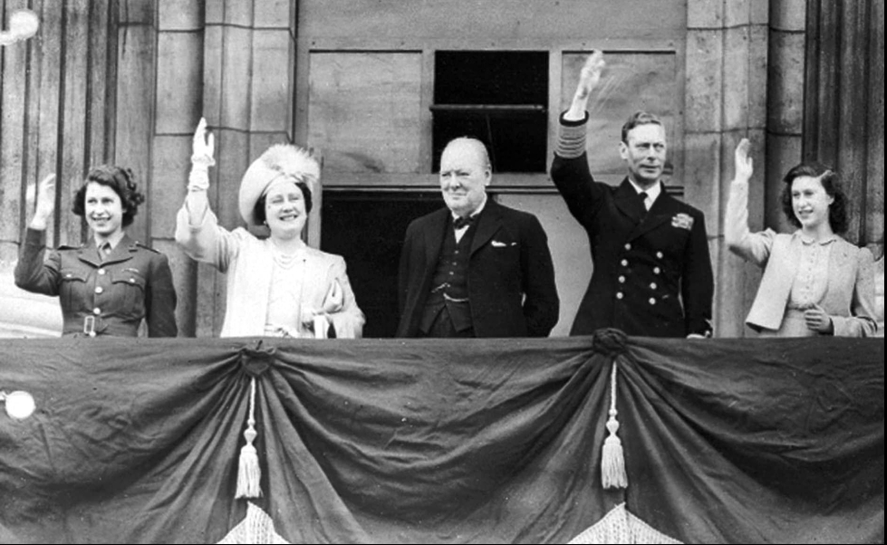 Kuningatar Elisabetin 70-vuotisen vallassaolon juhlinta alkaa tänään. Kuvassa pääministeri​ Winston Churchill Buckinghamin palatsin parvekkeella kuningasperheen kanssa vuonna 1945. Vasemmaisimpana prinsessa Elizabeth, nykyinen kuningatar. LEHTIKUVA/AFP