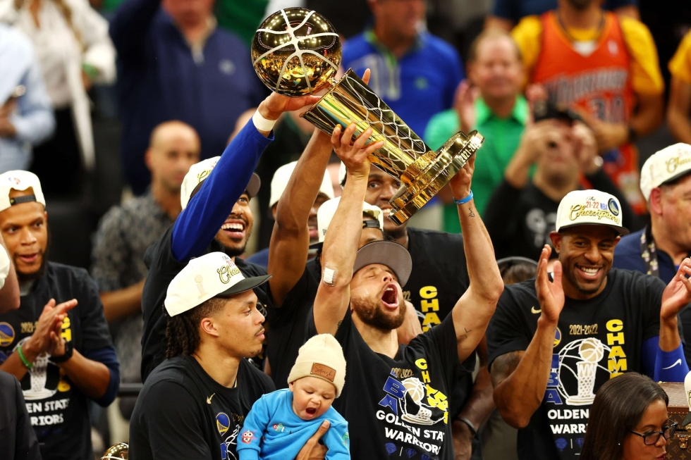 Curry oli voittamassa Warriorsille mestaruuksia myös 2015, 2017 ja 2018. LEHTIKUVA/AFP