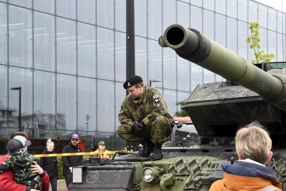 Leopard 2A6 -taistelupanssarivaunu oli yleisön tarkasteltavana Puolustusvoimien lippujuhlan päivän kalustonäyttelyssä Kansalaistorilla Helsingissä. LEHTIKUVA / ANNI ÅGREN
