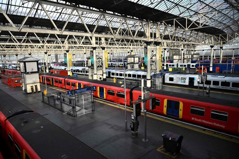Tiistaina Britanniassa alkoi rautatiealan työntekijöiden suurin lakko yli kolmeen vuosikymmeneen. LEHTIKUVA / AFP
