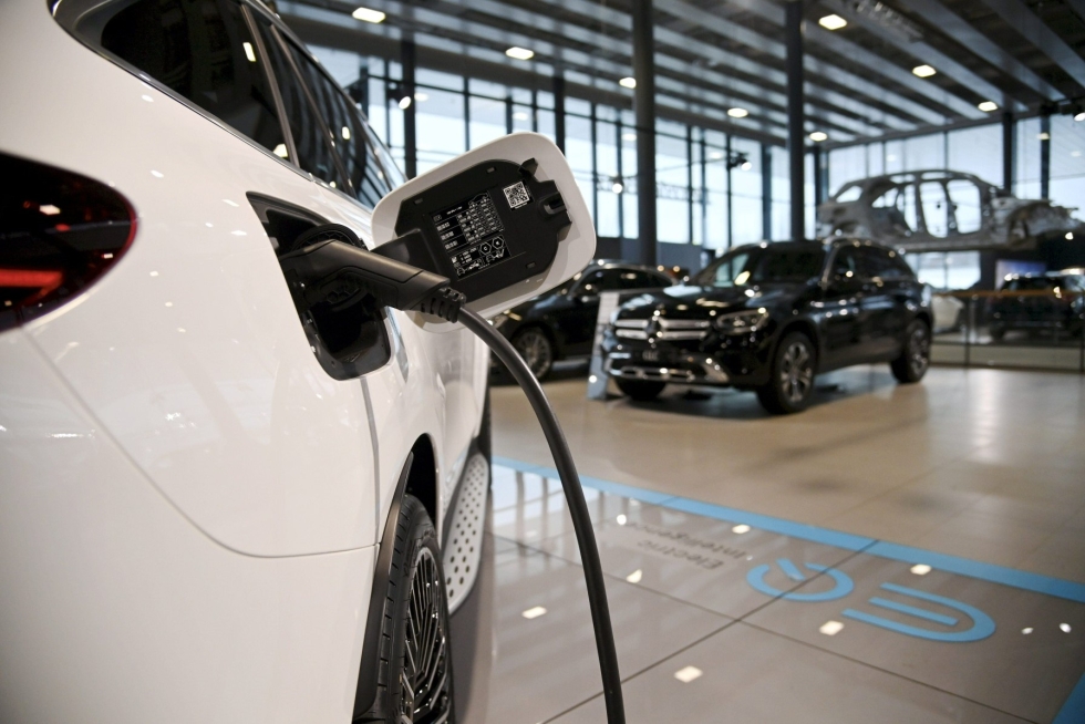 Toukokuussa ensirekisteröidyistä henkilöautoista 12,5 prosenttia oli täyssähköautoja ja hieman päälle 20 prosenttia ladattavia hybridejä. LEHTIKUVA / Markku Ulander