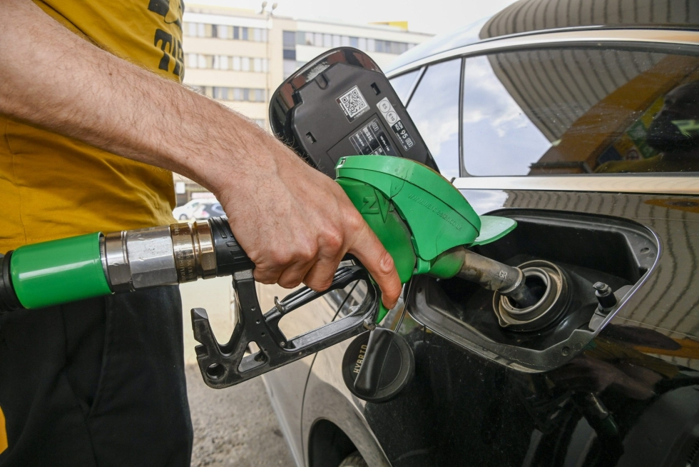 Venäjän hyökkäys Ukrainaan on nostanut raakaöljyn hintaa, ja sen lisäksi polttoaineiden hintoihin vaikuttaa myös euron heikentyminen suhteessa dollariin. LEHTIKUVA / MARKKU ULANDER