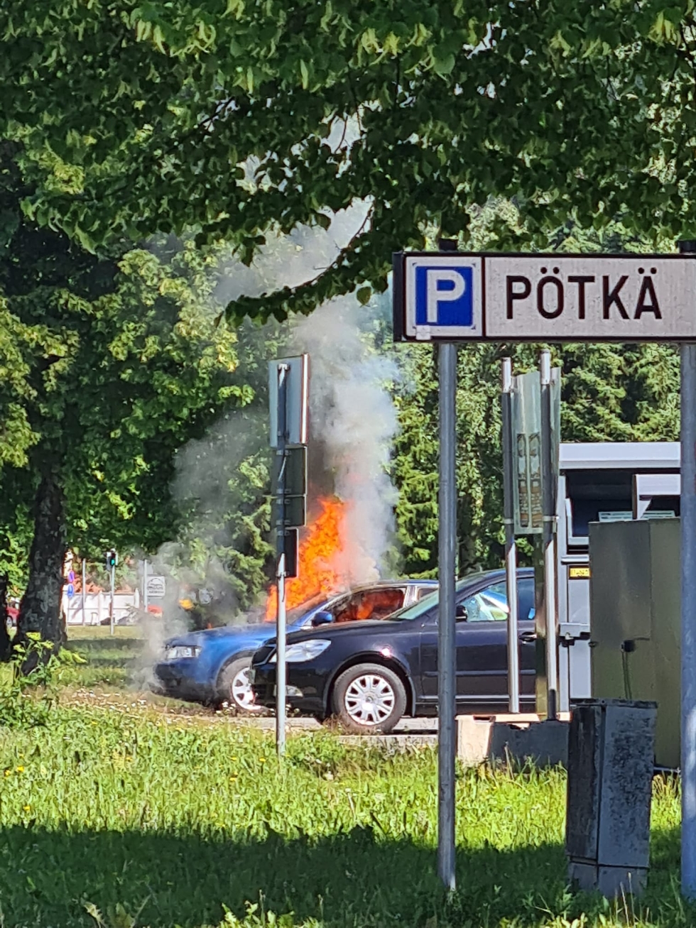 Henkilöauto paloi Pötkän parkkipaikalla keskiviikkona.