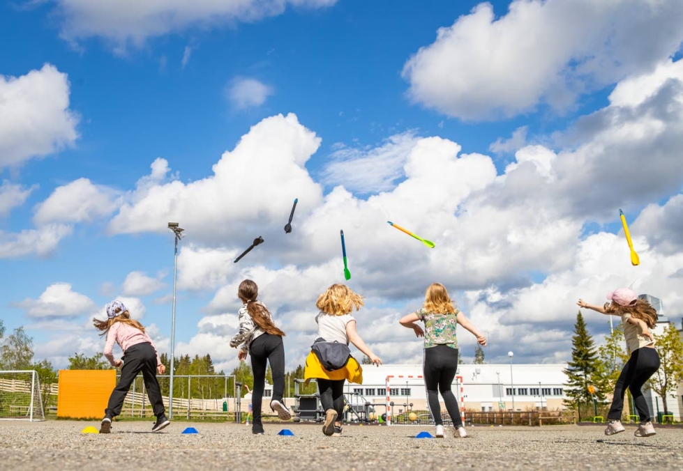Polvijärven koulun toisen luokan tytöt linkosivat turbokeihäät ilmaan liikuntapäivänä.
