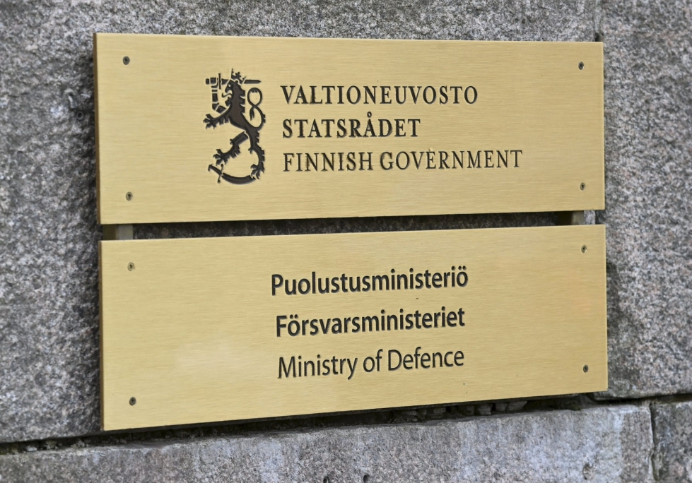 Puolustusministeriön työryhmä esittää, että EU- ja ETA-alueen ulkopuolisten tahojen kiinteistökauppoja tulisi arvioida tarkemmin Suomessa myös kansallisen turvallisuuden näkökulmasta. LEHTIKUVA / Heikki Saukkomaa