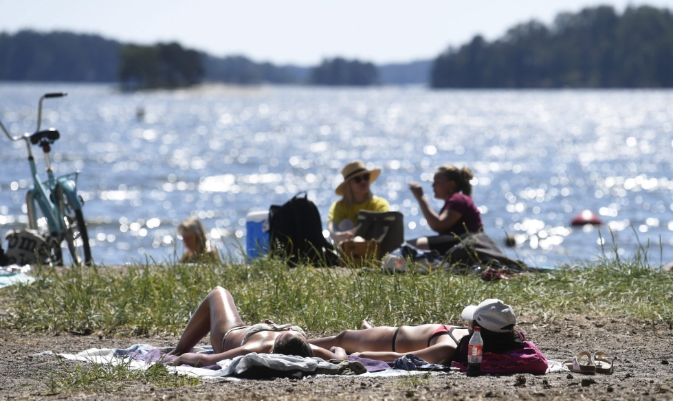 Ison Kallahden uimarannalla Helsingissä vietettiin kesäpäivää vuonna 2020. LEHTIKUVA / Vesa Moilanen