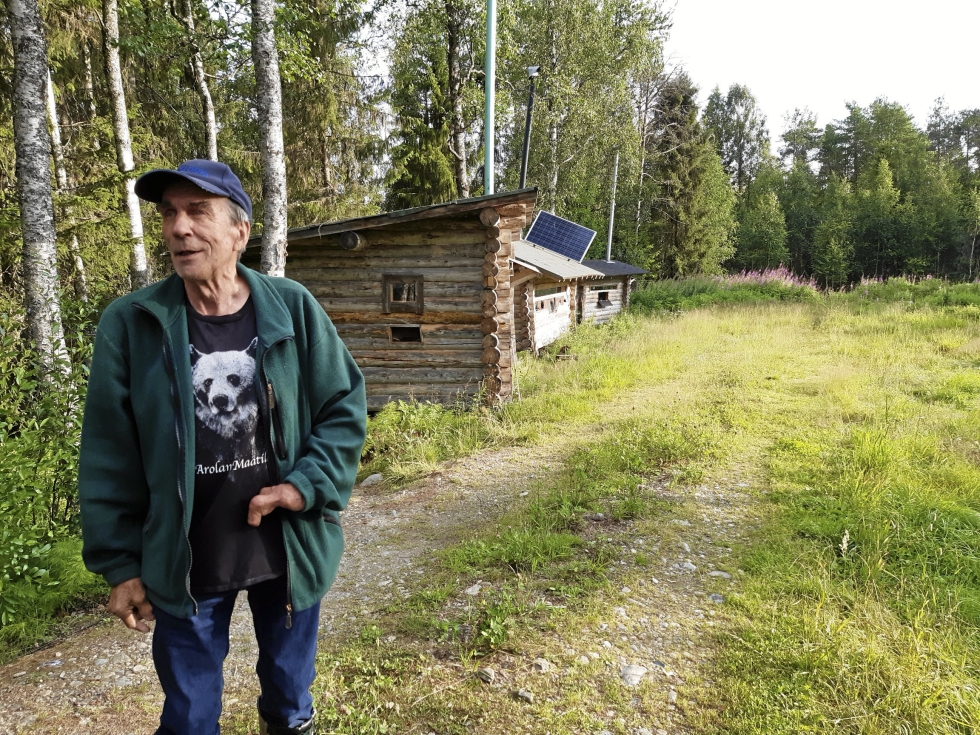 Eero Seppäsen rakentamissa karhukojuissa on katolla aurinkopaneelit ja ihmishajut korkealle päästävät piiput.