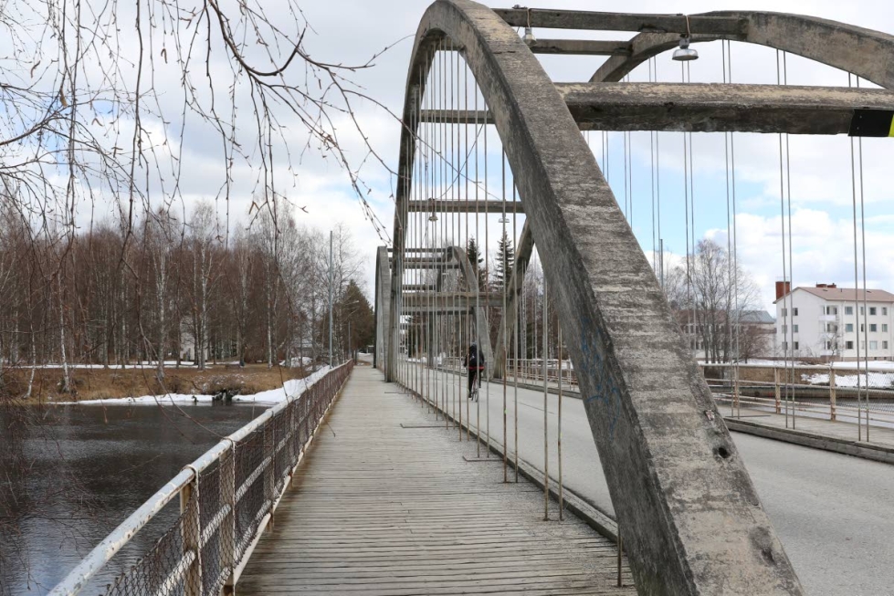 Huonokuntoisen Lieksan kaarisillan tilalle rakennetaan uusi silta.