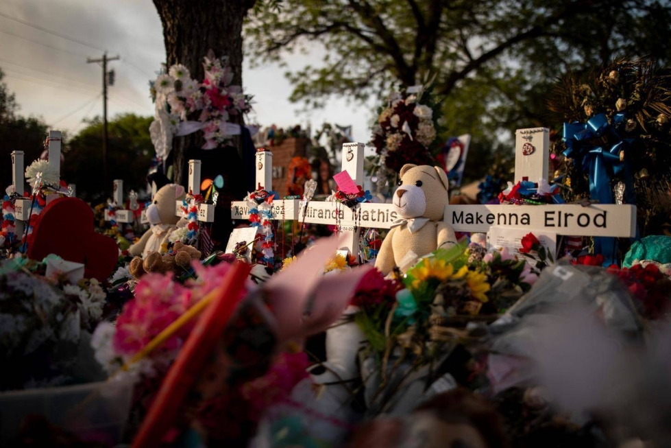 Uvalden kouluampumisen uhrien muistomerkille tuotuja kukkia ja leluja kesäkuun ensimmäisenä päivänä. Joukkosurmassa menetti henkensä 19 lasta ja kaksi opettajaa.