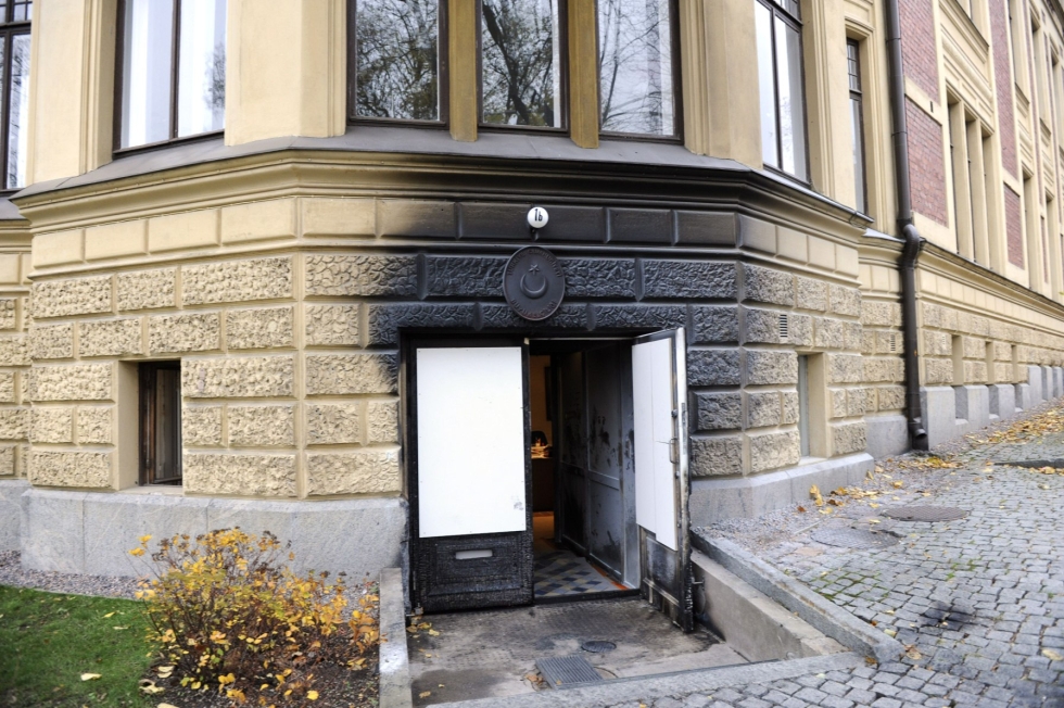 Lokakuussa 2008 Turkin Helsingin-suurlähetystö joutui tuhotyön kohteeksi, kun sen oveen oli valeltu bensiiniä ja sitä kohti oli heitetty ainakin yksi polttopullo. LEHTIKUVA / Marja Airio