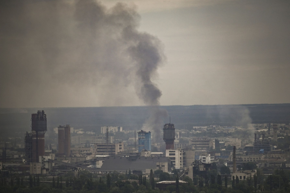 Savua kohosi Sjevjerodonetskin kaupungista maanantaina. LEHTIKUVA/AFP