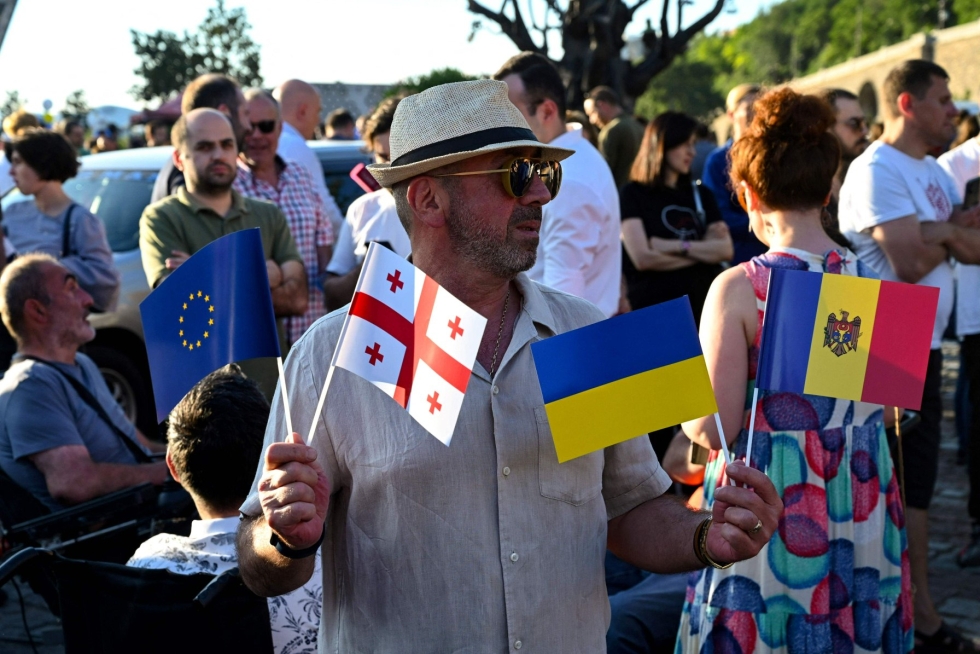 Politico-verkkolehti kertoi jo maanantaina virkamieslähteisiinsä nojaten, että komissio suosittelee Ukrainalle virallista EU:n jäsenehdokkaan asemaa. LEHTIKUVA / AFP