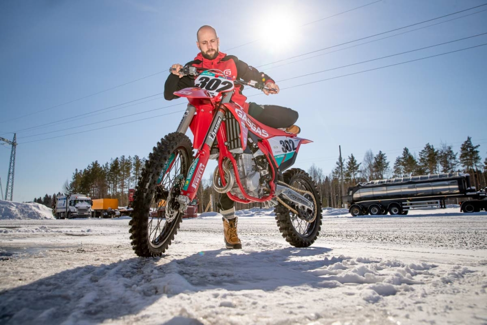 Kaksinkertainen motocrossin Suomen mestari Tommi Mäkinen tekee vahvaa paluuta radoille. Arkistokuva.