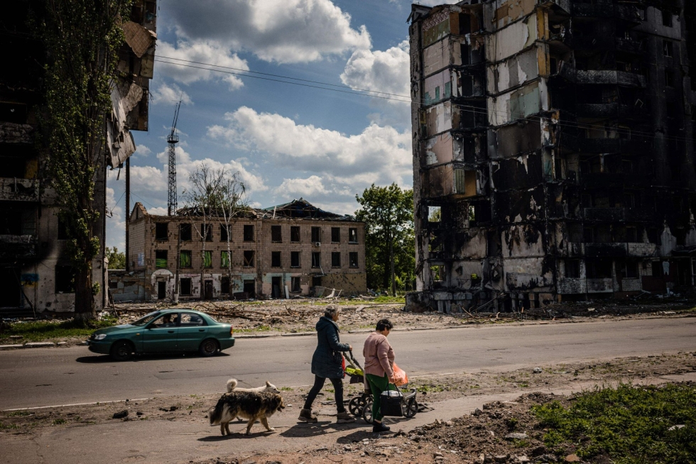 Paikalliset asukkaat ohittavat tuhoutuneen asuintalon Borodjankan kaupungissa Ukrainassa 1. kesäkuuta. LEHTIKUVA / AFP 
