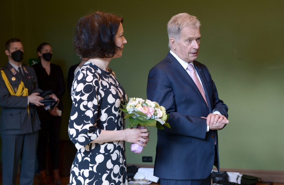 Presidentti Sauli Niinistö ja puoliso Jenni Haukio perheineen siirtyvät tänään kesävirka-asunnolle Naantalin Kultarantaan. 
