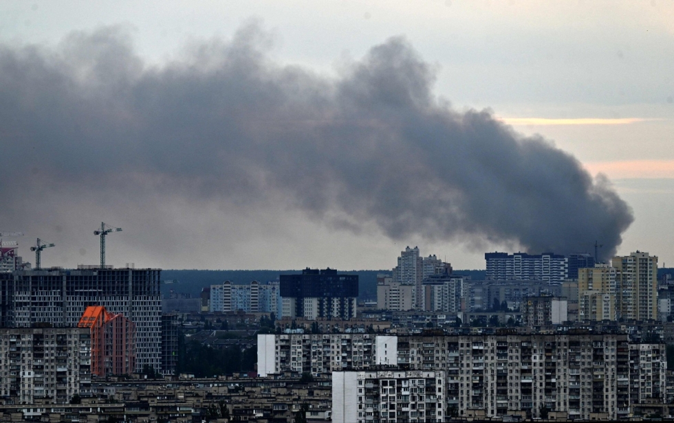 Kiovassa sunnuntaina otetussa kuvassa näkyy, kuinka räjähdyksistä leviää savua taivaalle. LEHTIKUVA/AFP