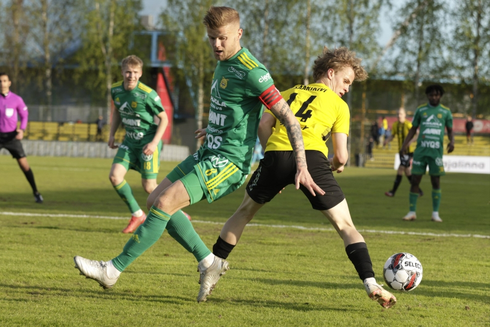 Petteri Pennanen (vas.) hyödynsin FC Lahden Joona Tiaisen virheen ja teki voittomaalin. LEHTIKUVA / Seppo Samuli