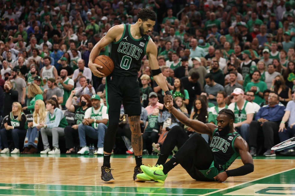 NBA:n finaalisarjasta luvassa kahden tasaisen joukkueen taisto. Kuvassa Boston Celticsin Jayson Tatum ja Jaylen Brown. LEHTIKUVA/AFP