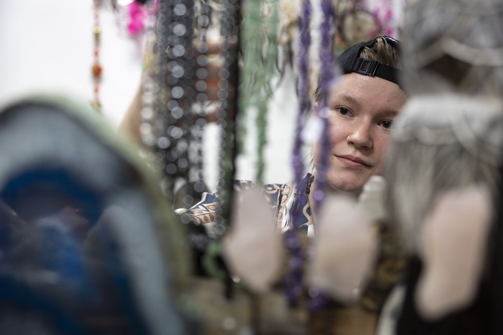 Kristallibuumi näkyy nuorten asiakkaiden suurena määränä Jyväskylän keskustassa sijaitsevassa Galleria Kivitaskussa. 17-vuotias Maiju Heikkinen aloitti kivikokoelman keräämisen kuluvan vuoden alussa.