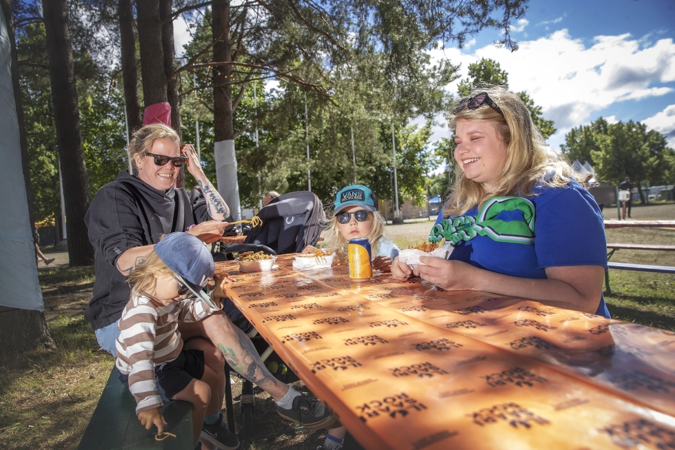 Erkki Vaara (vas.), Laura Vaara, Reko Vaara ja Heini Ervasti pysähtyivät syömään Ilosaarirockin uudelle ruokakeitaalle puiden katveeseen.