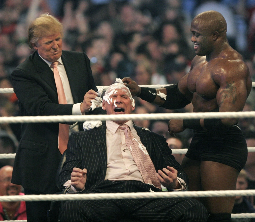Vince McMahonilla (kesk.) on pitkäaikaisia kytköksiä Yhdysvaltain entiseen presidenttiin Donald Trumpiin (vas.). LEHTIKUVA / AFP