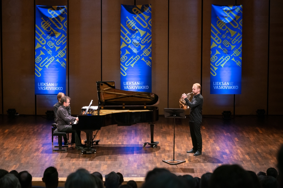 Trumpetisti Bogdan Dekhtiaruk hallitsee myös käyrätorven. Illan konsertissa myös pianisti Tuomas Turriagolle riitti pianistisempaa ohjelmaa.