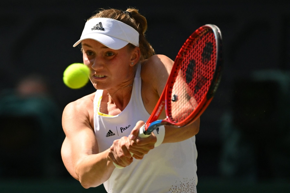 Jelena Rybakina vauhdissa Wimbledonissa 9. heinäkuuta. Lehtikuva/AFP