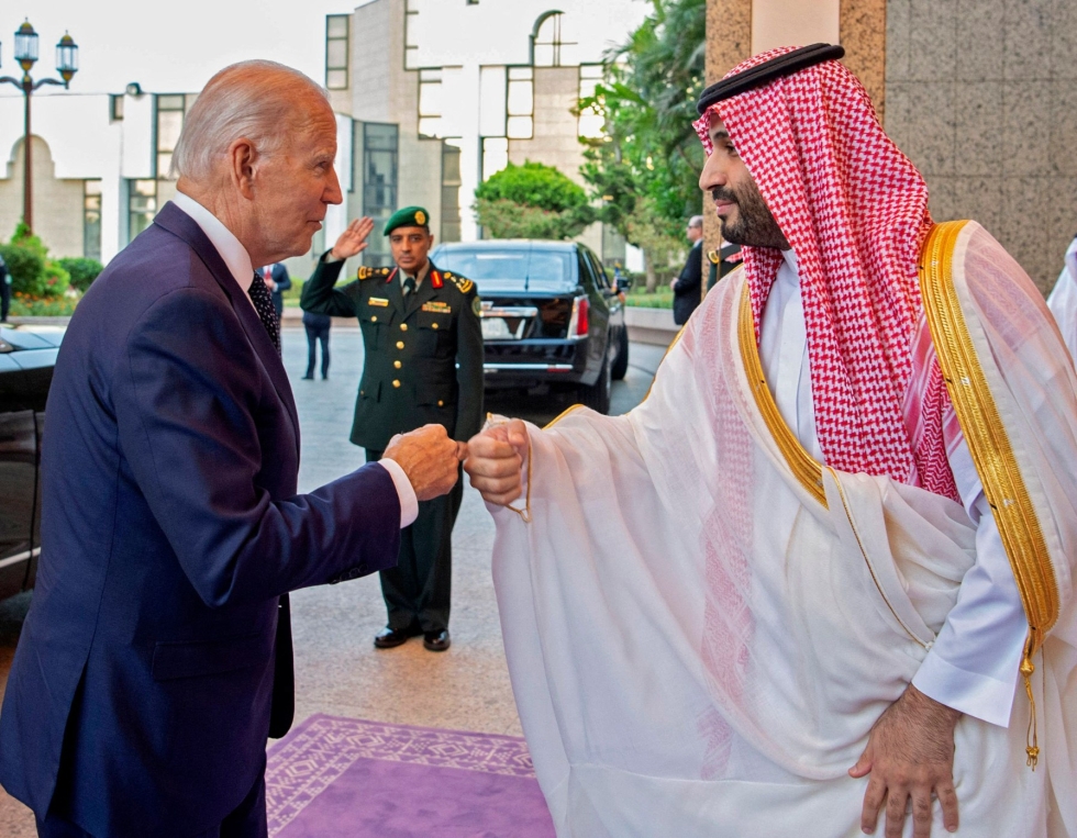Yhdysvaltain presidentti Joe Biden tervehti ystävällismielisesti nyrkkejä yhteen lyömällä Saudia-Arabian kruununprinssi Muhammad bin Salmanin kanssa. LEHTIKUVA/AFP