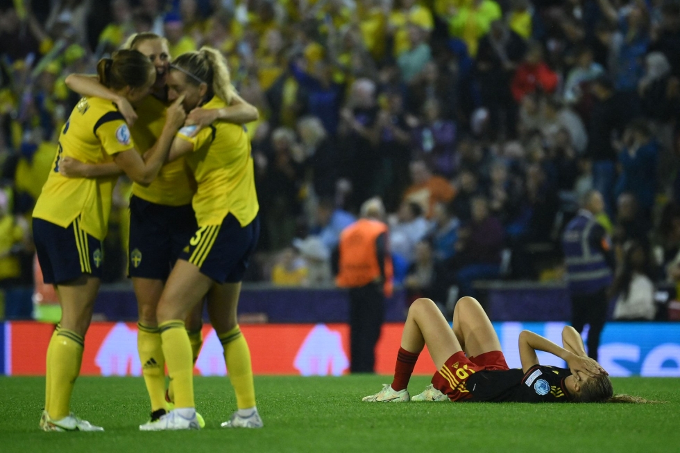 Ruotsin pelaajat juhlivat välieräpaikkaa kaadettuaan Belgian puolivälierässä. LEHTIKUVA/AFP
