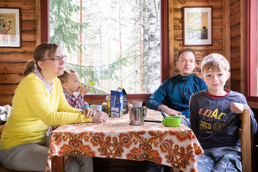 Ulkomaalaiset matkailijat ovat jälleen päivittäinen näky leirintäalueilla. Jurga Kviatkovske (vas.), Osvaldas Kviatkovskis sekä lapset Oskaras ja Margarita saapuivat Särkiselän leirintäalueelle Outokumpuun Liettuasta.