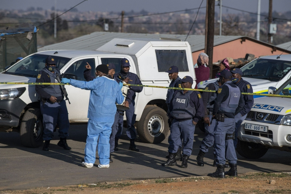Etelä-Afrikassa kahteen baariin kohdistuneessa joukkoampumistapauksessa on kuollut yhteensä toistakymmentä ihmistä. Kuvassa poliiseja tutkimassa tapahtunutta Sowetossa. LEHTIKUVA/AFP