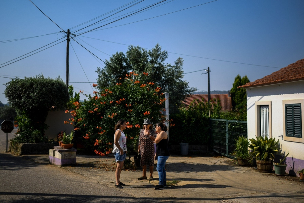 Portugalin Alvaiazeressä asukkaita palaamassa kotiin 10. heinäkuuta oltuaan evakossa hellesäässä levinneiltä maastopaloilta. Lehtikuva/AFP