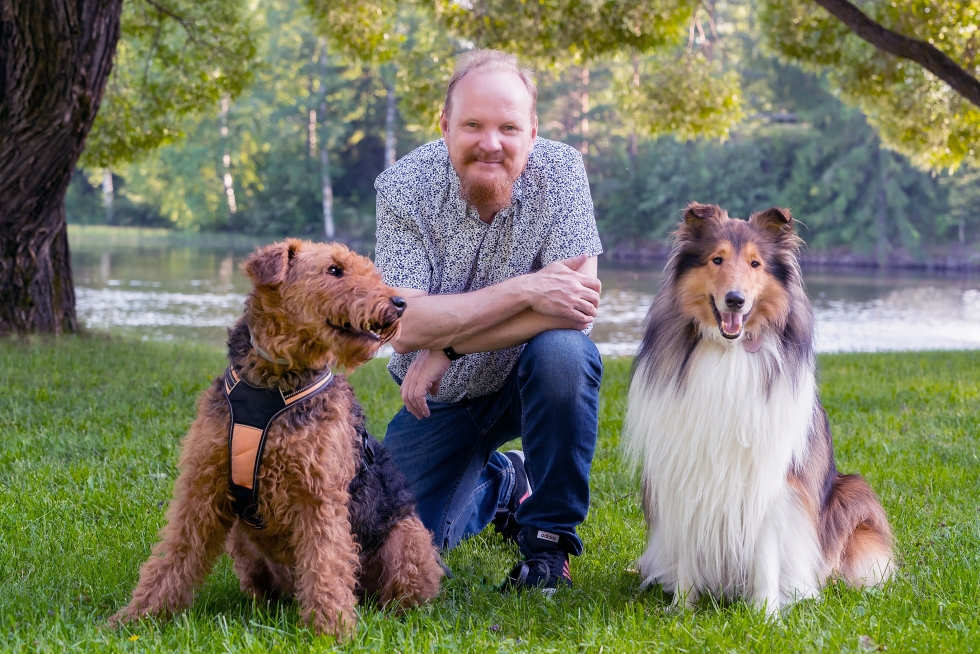 Lieksan Vaskiviikon taiteellinen johtaja Jouko Harjanne on koiraihmisiä. Seurassa airedalenerrieri Ariel ja pitkäkarvainen collie Ralf.