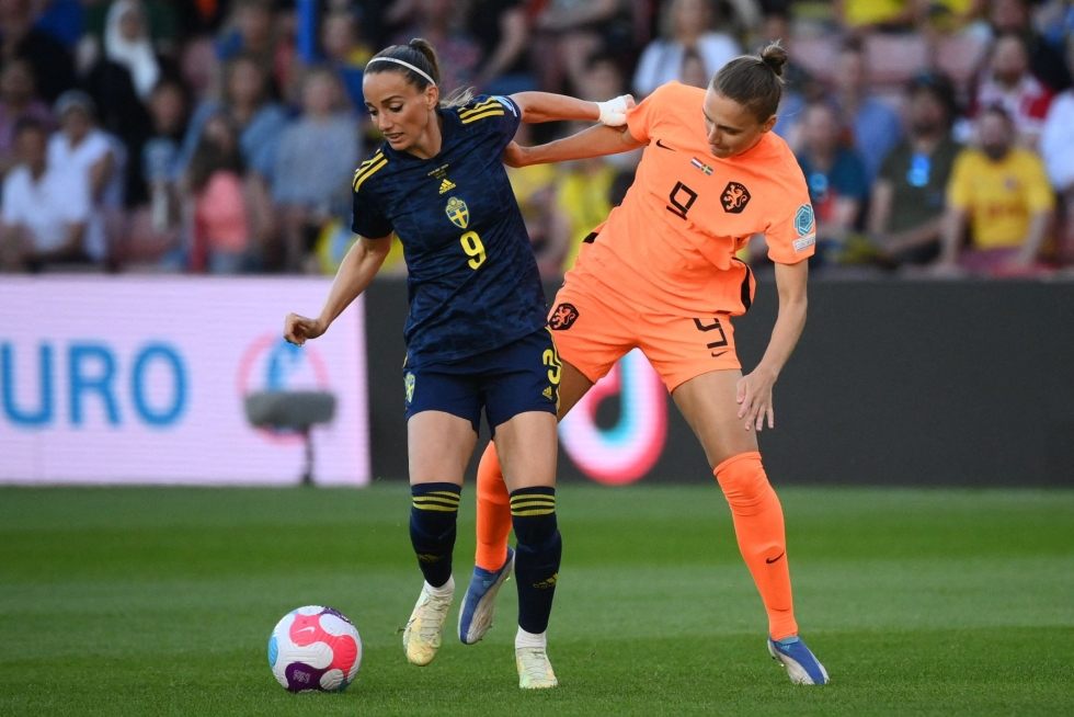 Ruotsin Kosovare Asllani (vasemmalla) pelkää, että videotarkastuksen puutteet voivat tuoda lisäongelmia Ruotsille ottelussa Englantia vastaan. LEHTIKUVA/AFP