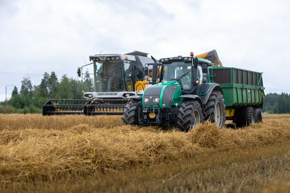 Kari Niiranen ajoi perjantaina puimuria Liperintien varrella olevalla pellolla. Traktoria ohjasti Mikko Niiranen.