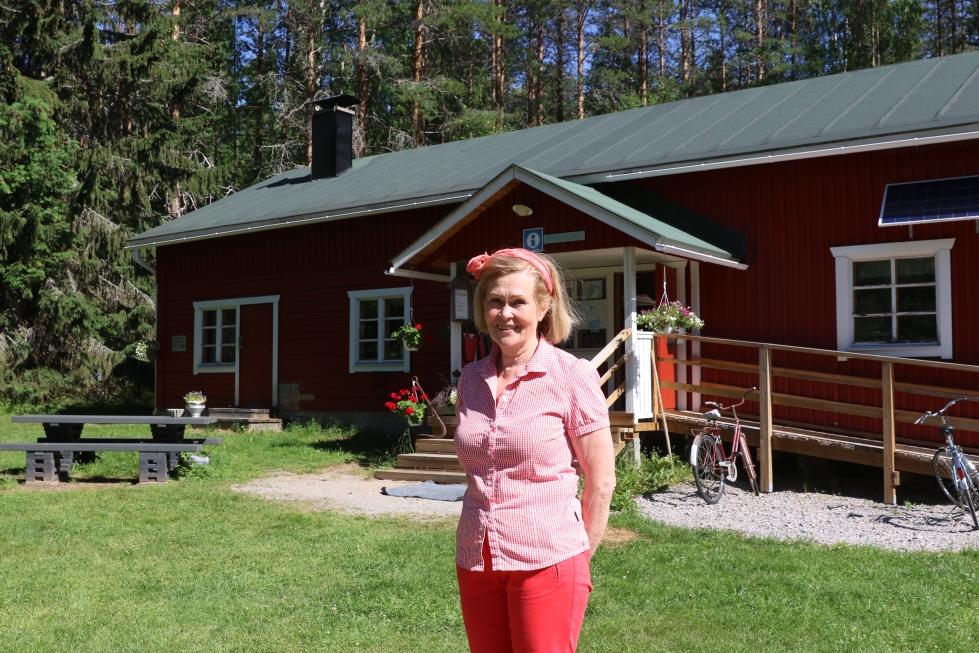 Eläkkeelle jäänyt Suomun luontotuvan entinen emäntä Tuula Turunen tuurailee nykyisenä yrittäjänä toimivaa veljeään Patvinsuon kansallispuistossa.