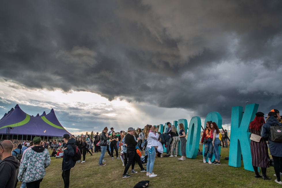 Tummat pilvet liikkuivat uhkaavasti Ilosaarirockin festivaalialueen päällä kesällä 2019.