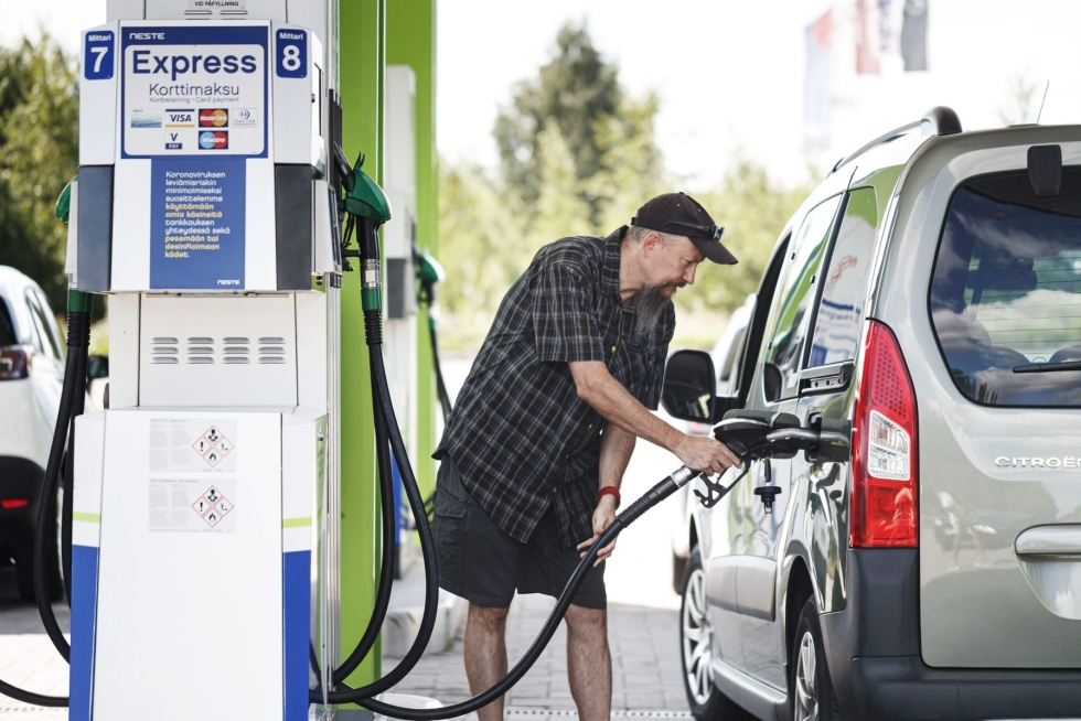 Aiemmin heinäkuussa bensiinin ja dieselin keskihinnat kävivät yli 2,50 eurossa litralta. LEHTIKUVA / RONI REKOMAA