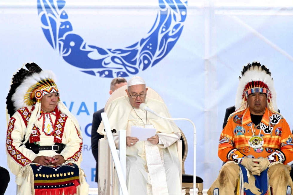 Paavi Franciscus puhui alkuperäiskansoihin kuuluville ihmisille Maskwacisissa Kanadan Albertassa maanantaina. LEHTIKUVA/AFP