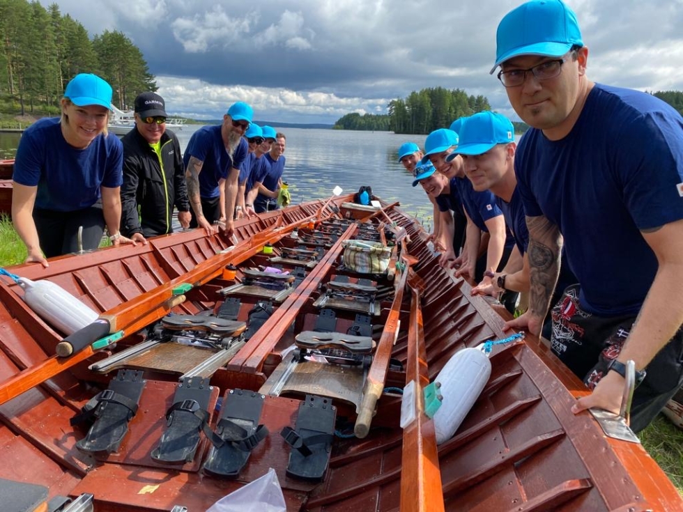 Stora Enson ja Enocellin porukka osallistuu Karelia-Soutuun omalla veneellä. 