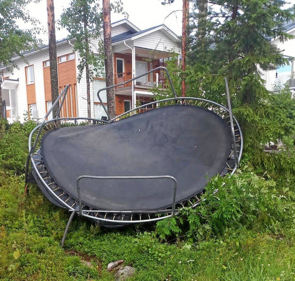 Tämä trampoliini liikkui trombin voimalla satojen metrien matkan päähän.